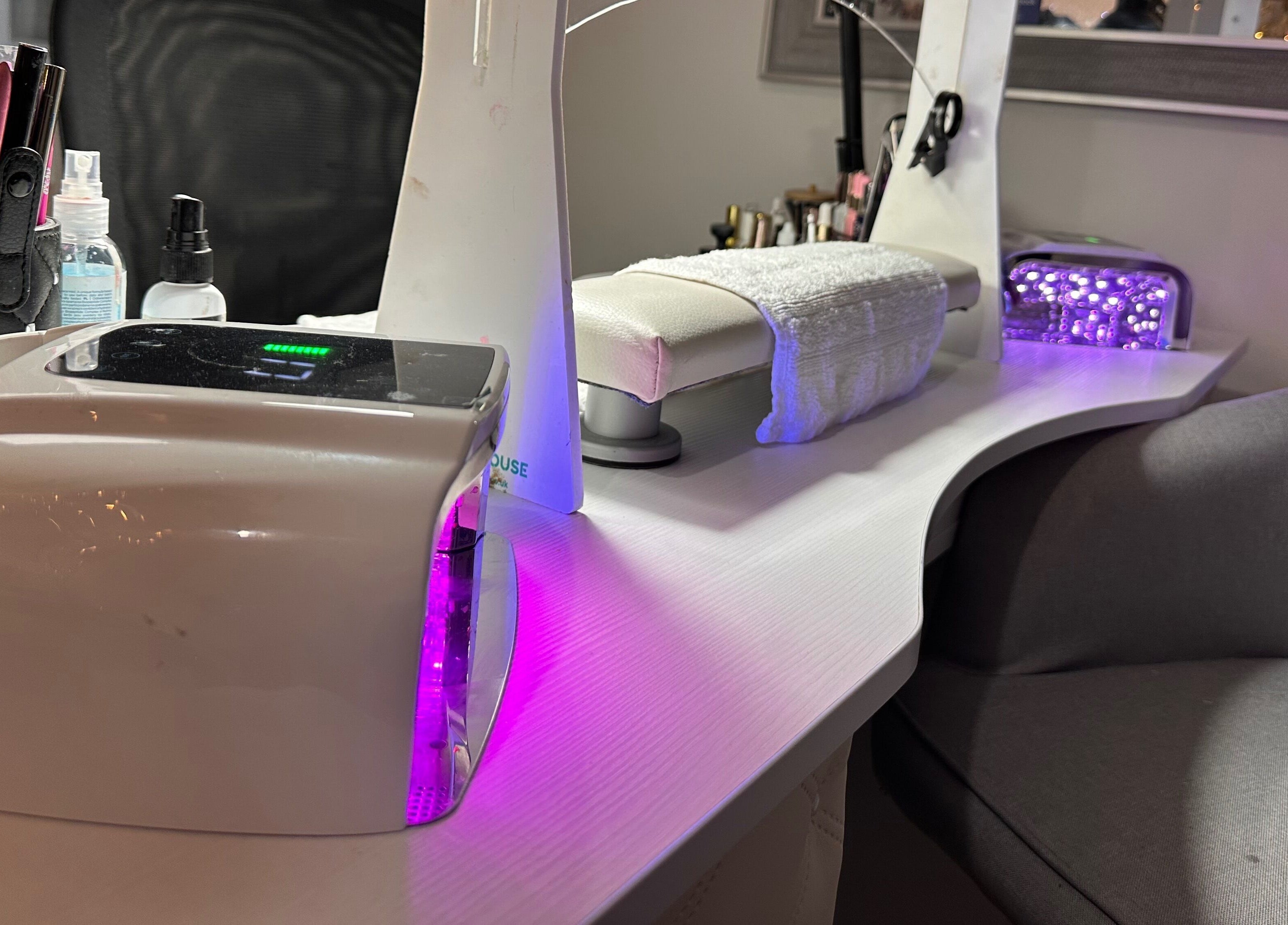 Andi’s Beauty Room kényelmes manikűr asztala Lurganban, Észak-Írország, GB, modern eszközökkel.