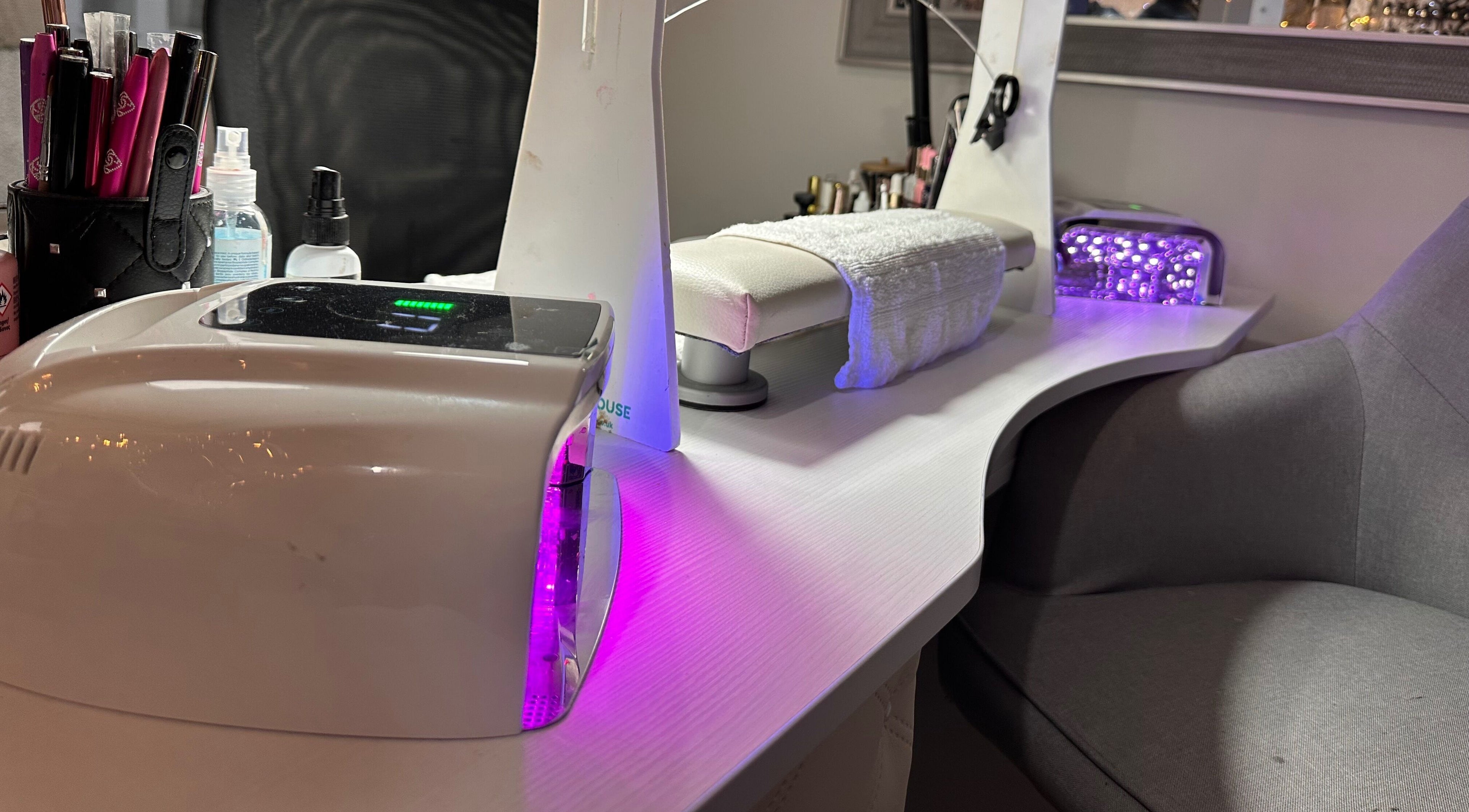 Andi’s Beauty Room kényelmes manikűr asztala Lurganban, Észak-Írország, GB, modern eszközökkel.