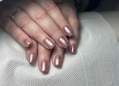 Elegáns rózsaszín manikűr Andi’s Beauty Roomban, Lurgan, Northern Ireland, GB.