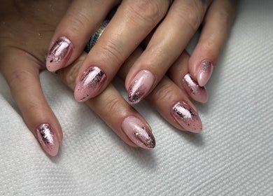 Rózsaszín, csillogó körmök az Andi's Beauty Room-ban, Lurgan, Northern Ireland, GB.