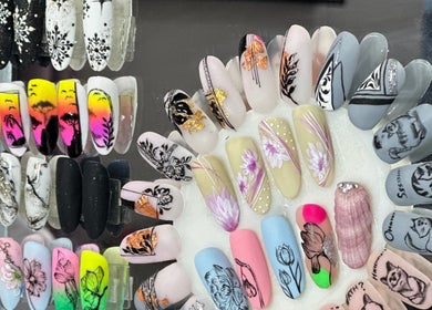 Vibráló, díszített körmök választéka az Andi’s Beauty Room szalonban, Lurgan, Észak-Írország, GB.