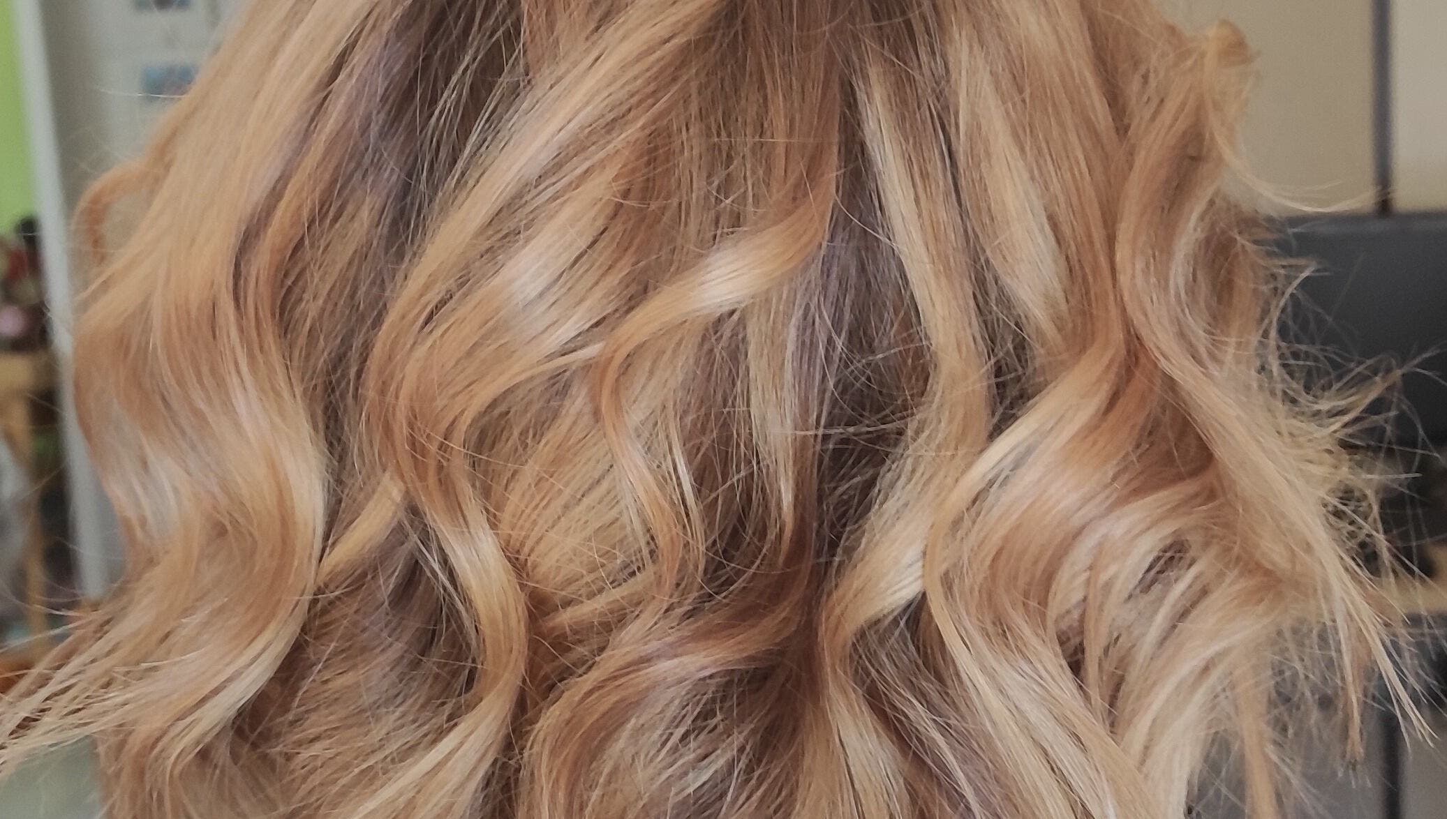 Cheveux bouclés élégants chez Nana Studio à Hérin, Hauts-de-France, FR, offrant des styles modernes et raffinés.