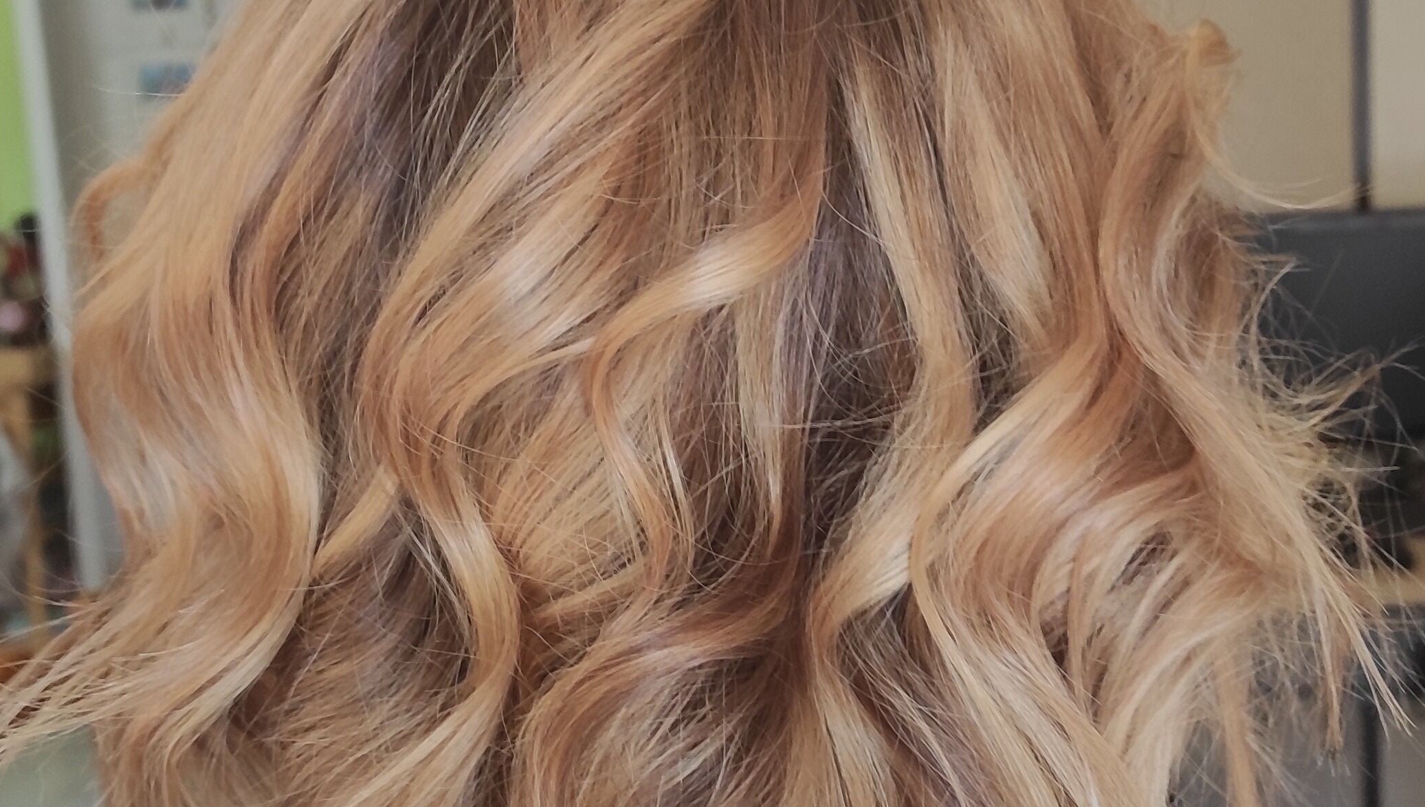 Cheveux bouclés élégants chez Nana Studio à Hérin, Hauts-de-France, FR, offrant des styles modernes et raffinés.