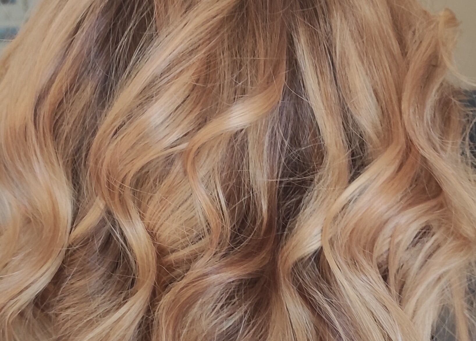 Cheveux bouclés élégants chez Nana Studio à Hérin, Hauts-de-France, FR, offrant des styles modernes et raffinés.