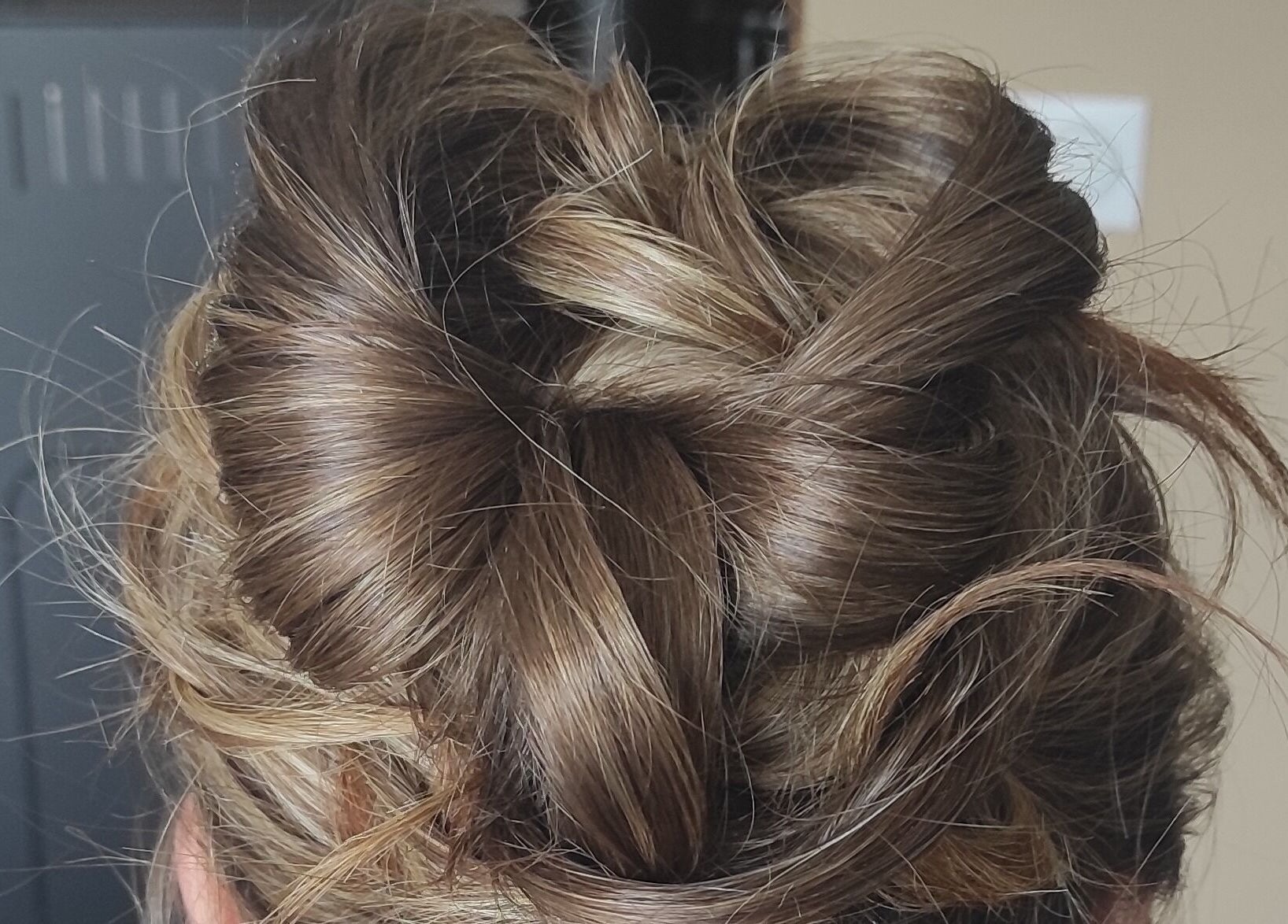 Chignon sophistiqué réalisé chez Nana Studio, Hérin, Hauts-de-France, FR, mettant en valeur un style raffiné.