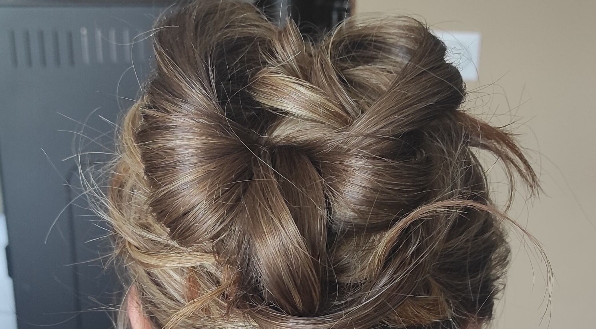 Chignon sophistiqué réalisé chez Nana Studio, Hérin, Hauts-de-France, FR, mettant en valeur un style raffiné.