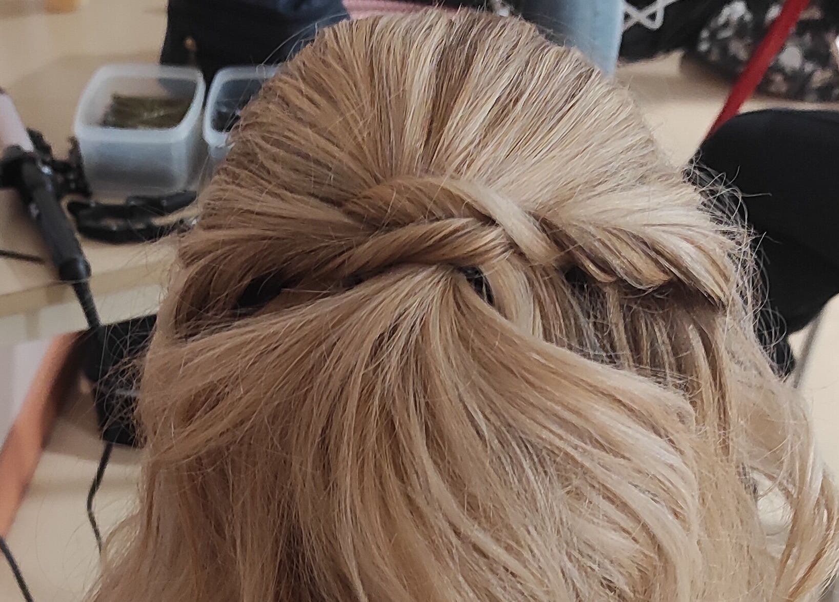 Coiffure tressée chic à Nana Studio, Hérin, Hauts-de-France, FR, idéale pour une occasion spéciale.