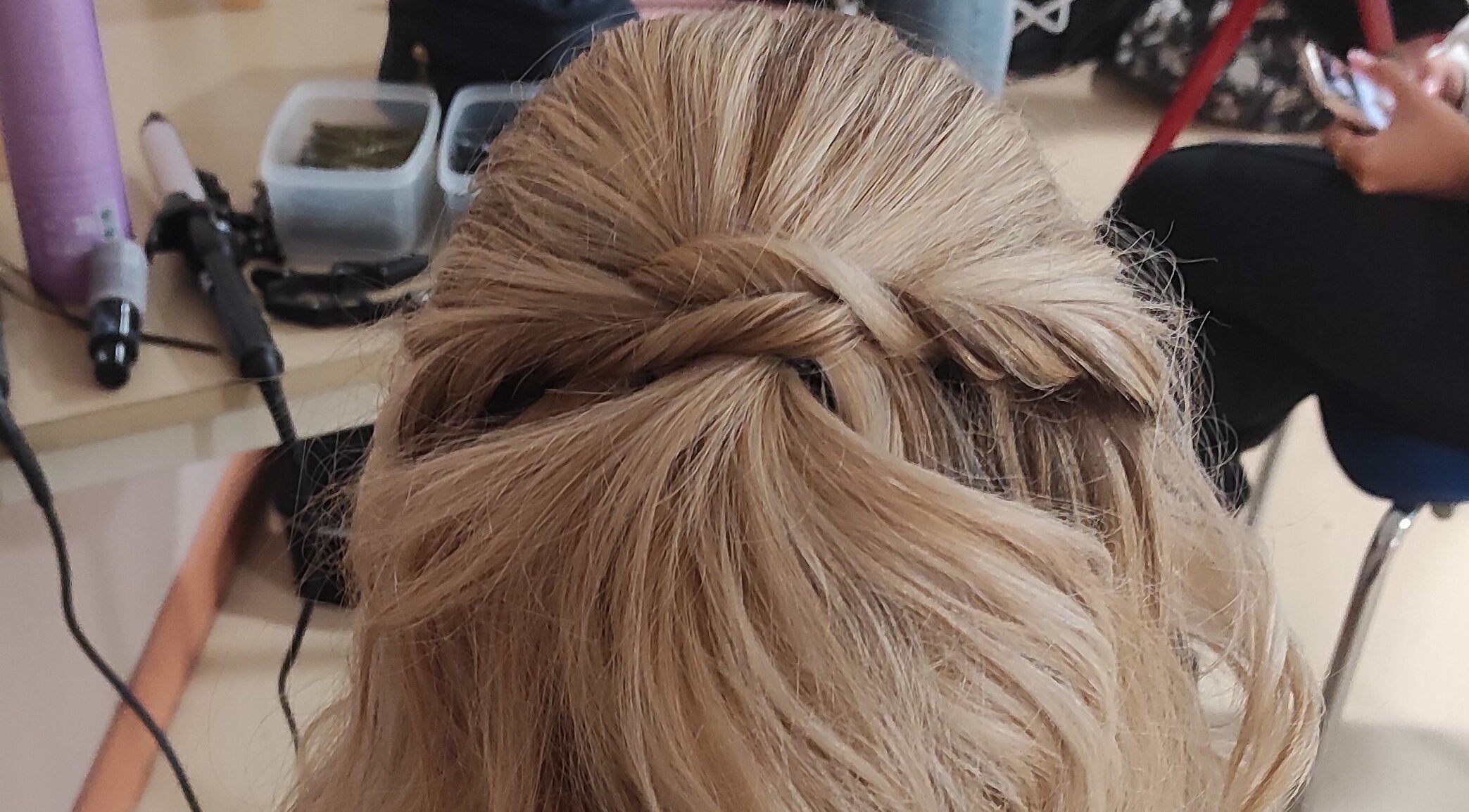 Coiffure tressée chic à Nana Studio, Hérin, Hauts-de-France, FR, idéale pour une occasion spéciale.