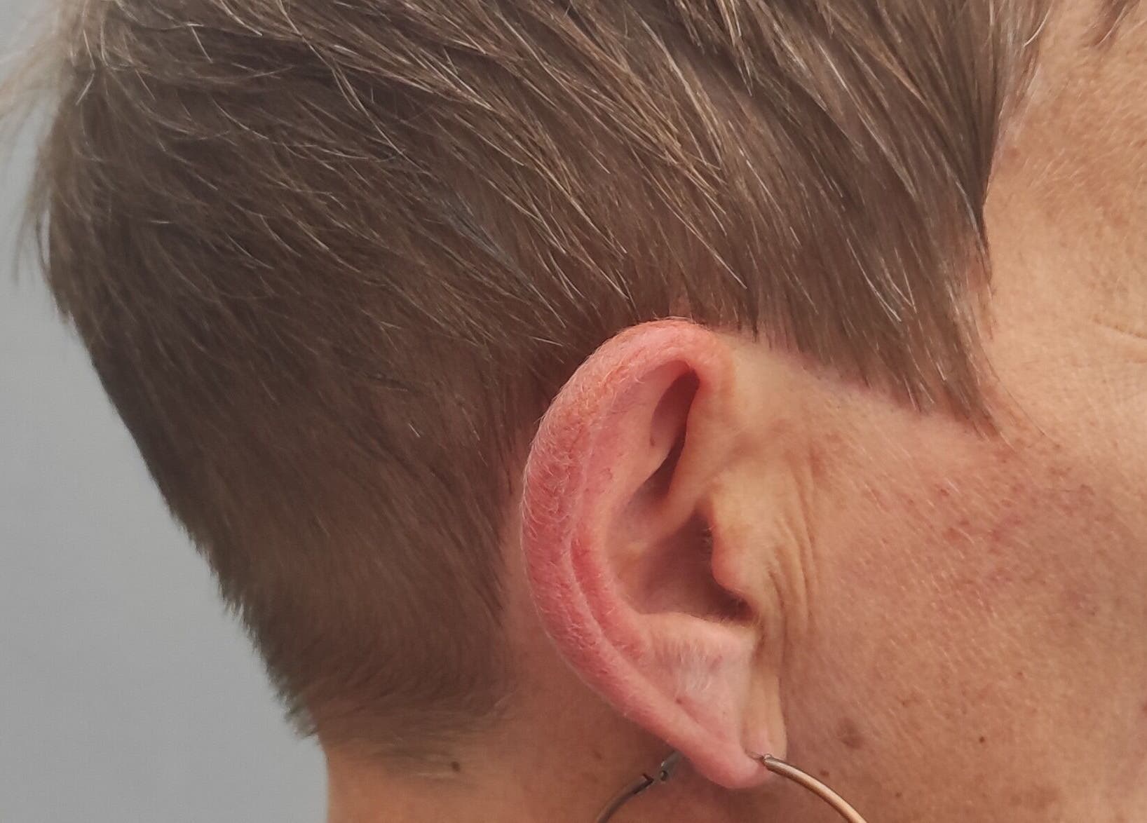 Coiffure courte moderne à Nana Studio, Hérin, Hauts-de-France, FR.