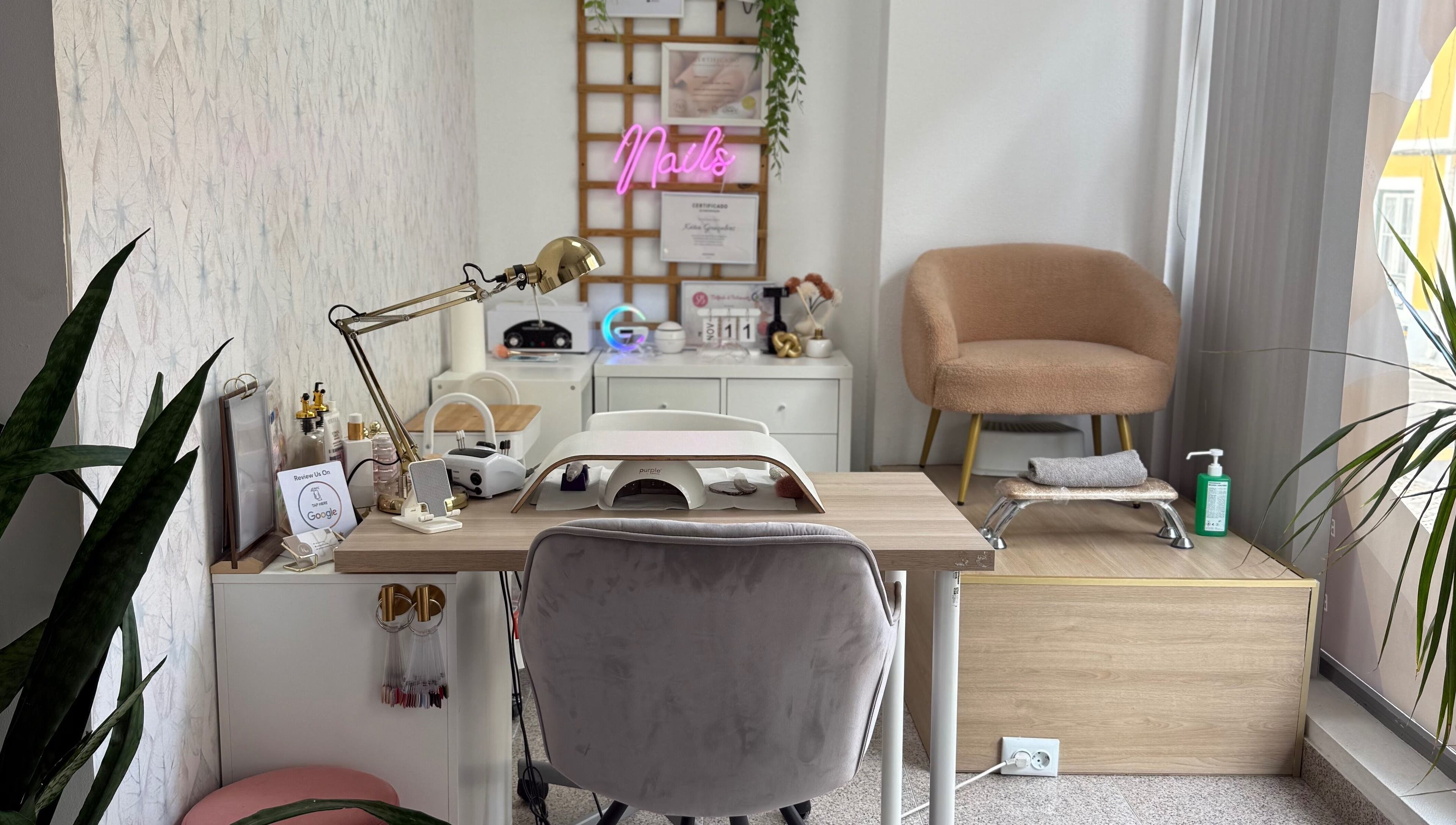 Mesa de beleza no estúdio de Kátia Gonçalves em Almada, Setúbal, PT, com decoração elegante e cadeira acolhedora.