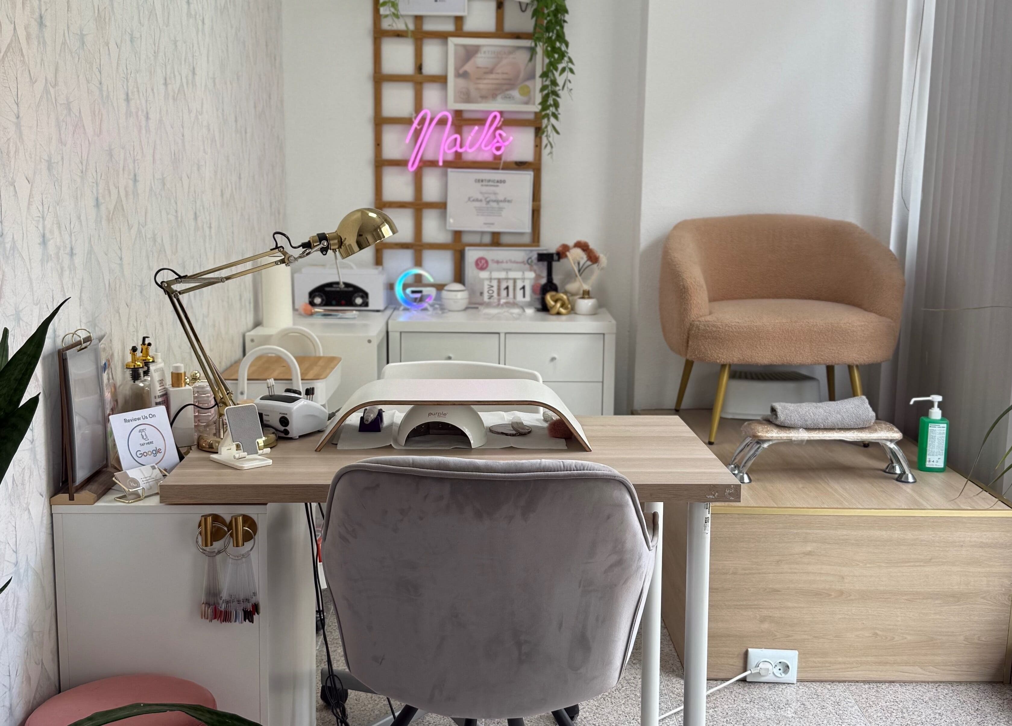 Mesa de beleza no estúdio de Kátia Gonçalves em Almada, Setúbal, PT, com decoração elegante e cadeira acolhedora.