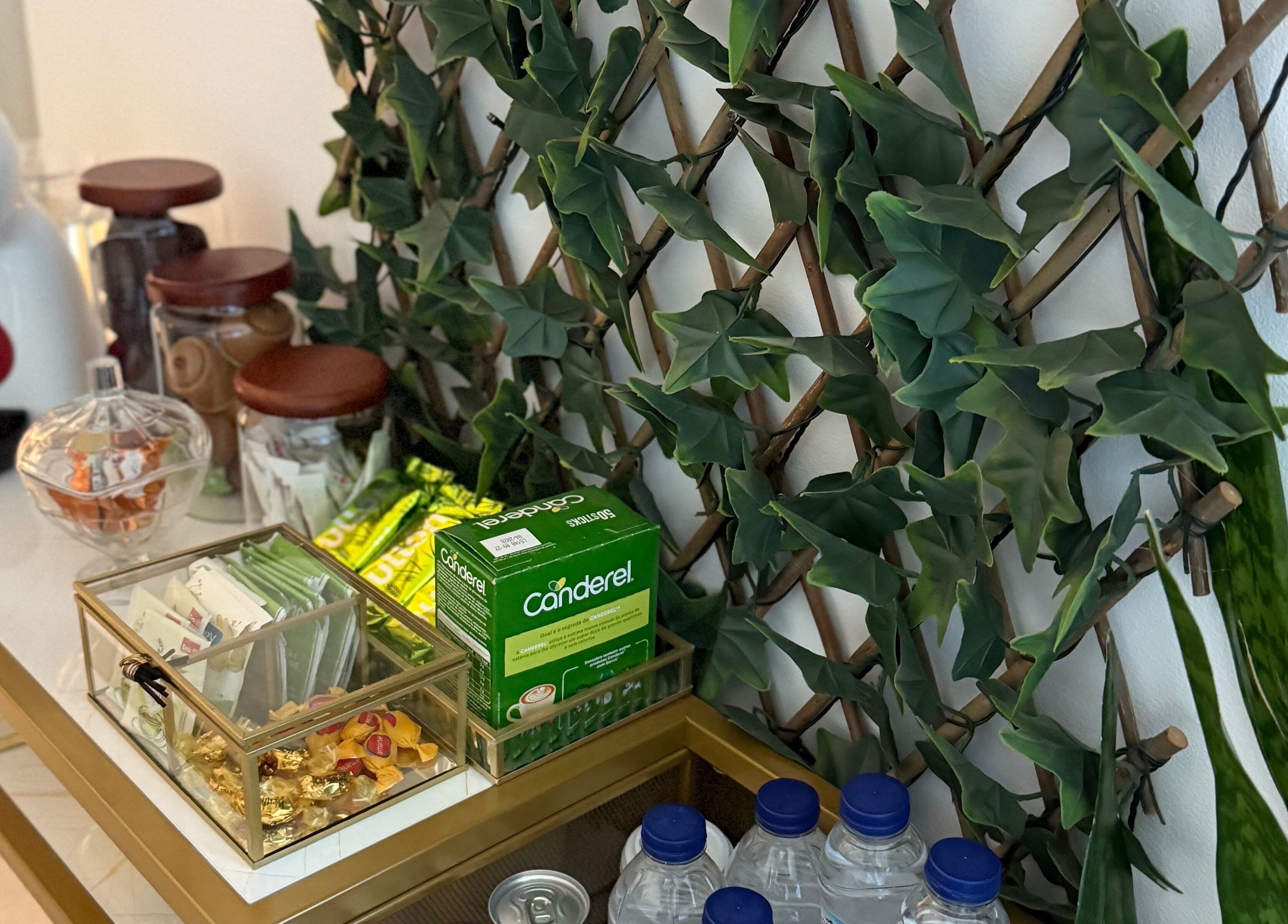 Mesa de chá com bebidas e snacks em Kátia Gonçalves, Almada, Setúbal, PT.