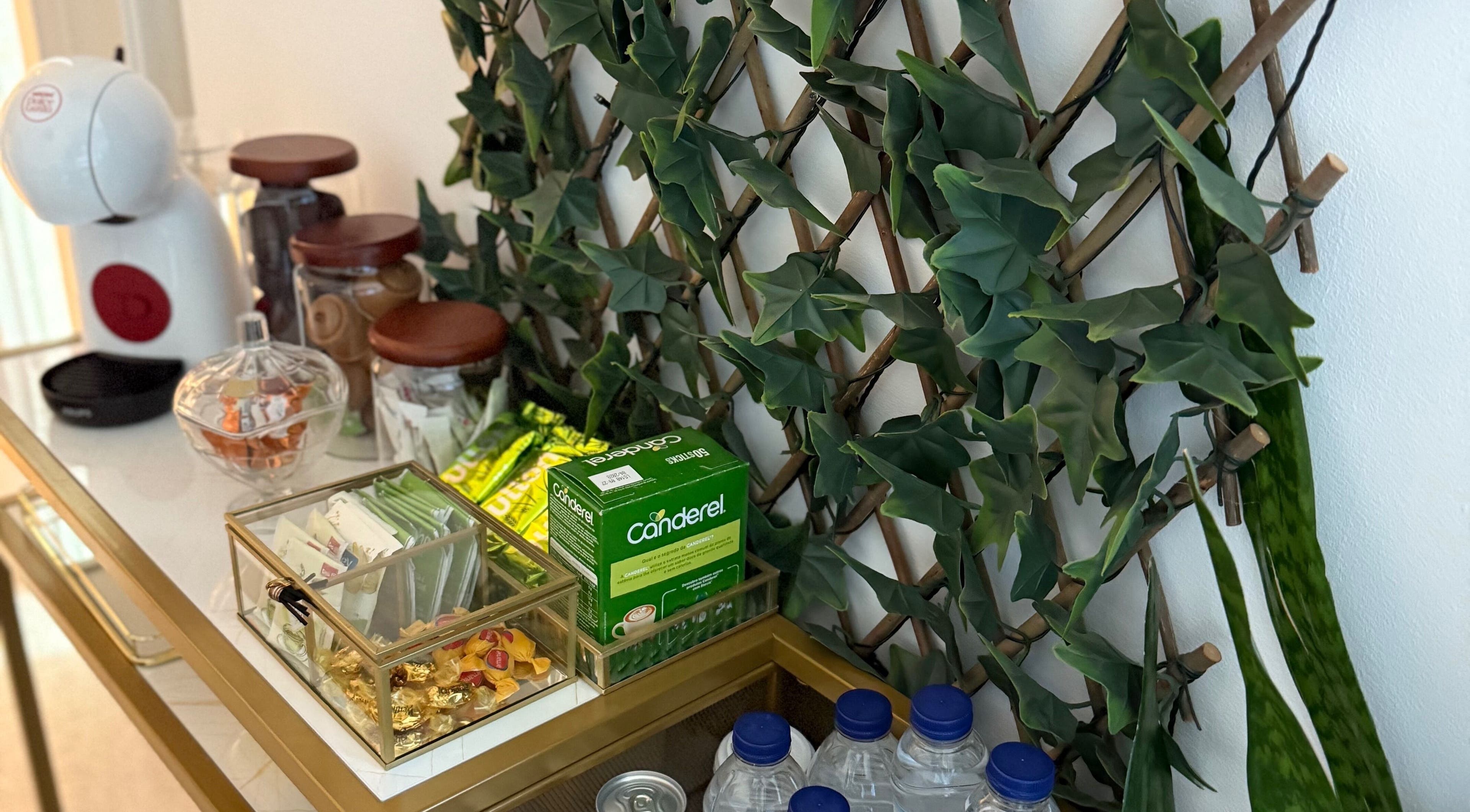 Mesa de chá com bebidas e snacks em Kátia Gonçalves, Almada, Setúbal, PT.