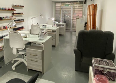 Interior de Gliz Nail Salon en Ciudad Autónoma De Buenos Aires, elegante espacio para cuidados de uñas.
