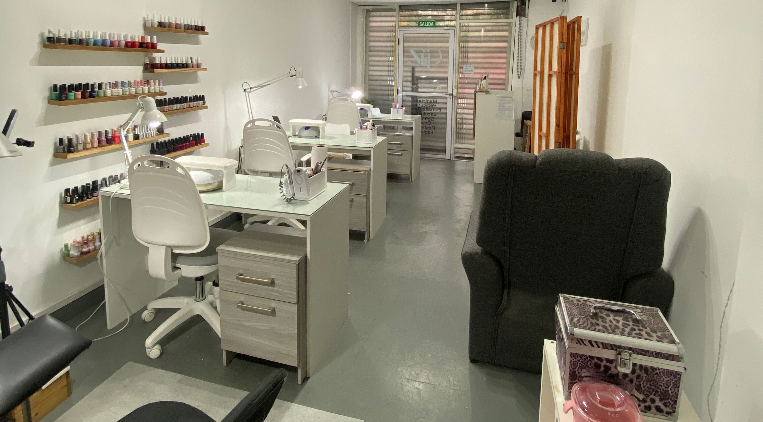 Interior de Gliz Nail Salon en Ciudad Autónoma De Buenos Aires, elegante espacio para cuidados de uñas.