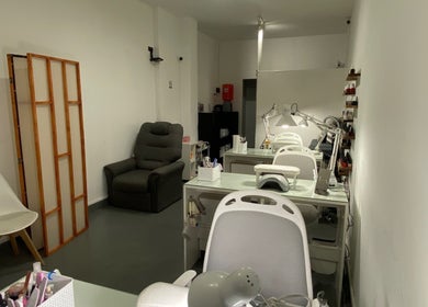 Interior de Gliz Nail Salon en Ciudad Autónoma De Buenos Aires, AR. Mesas de manicura y sillas cómodas.