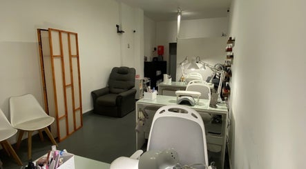 Interior de Gliz Nail Salon en Ciudad Autónoma De Buenos Aires, AR. Mesas de manicura y sillas cómodas.