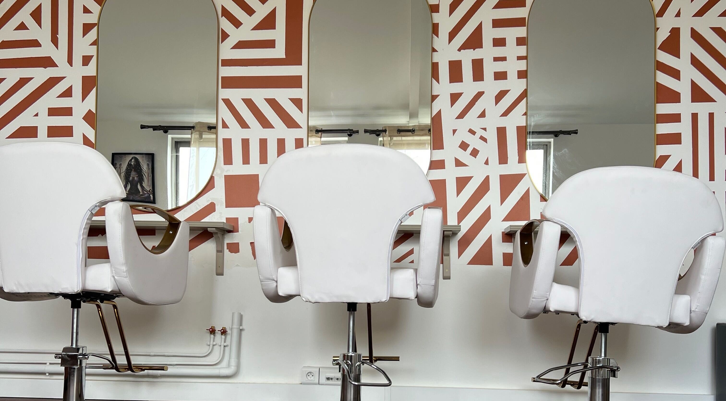 Chaises blanches modernes dans le salon de MicroLocksFrance, Saint-maur-des-fossés, Île-de-france.