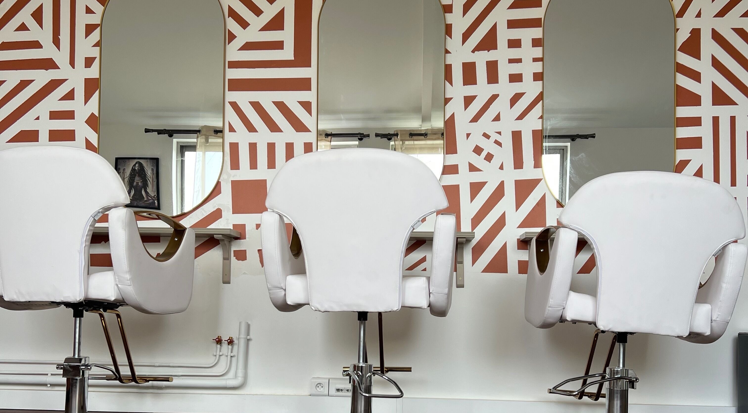 Chaises blanches modernes dans le salon de MicroLocksFrance, Saint-maur-des-fossés, Île-de-france.