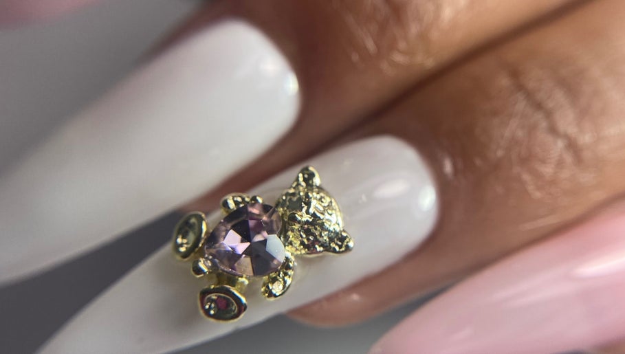 Detalle de uñas decoradas con joyería en DiosmyStudio.cl, Santiago, Región Metropolitana, CL. Elegancia y estilo.