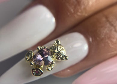 Detalle de uñas decoradas con joyería en DiosmyStudio.cl, Santiago, Región Metropolitana, CL. Elegancia y estilo.