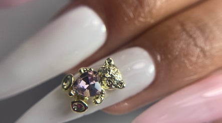 Detalle de uñas decoradas con joyería en DiosmyStudio.cl, Santiago, Región Metropolitana, CL. Elegancia y estilo.