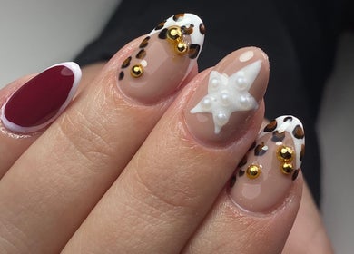 Uñas decorativas con perlas y gemas en DiosmyStudio.cl, Santiago, Región Metropolitana, CL.