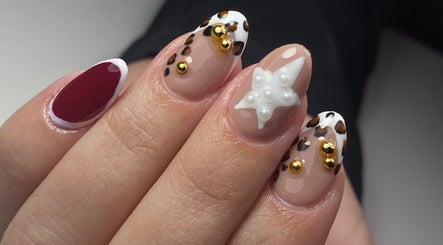 Uñas decorativas con perlas y gemas en DiosmyStudio.cl, Santiago, Región Metropolitana, CL.