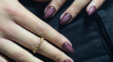 Manicura en DiosmyStudio.cl, Santiago, Región Metropolitana, CL, mostrando uñas elegantes.