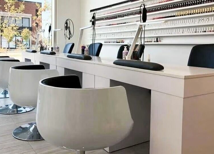 Intérieur moderne de Ongles & Coiffure Bois-Franc à Montreal, Québec, CA avec stations de manucure élégantes.