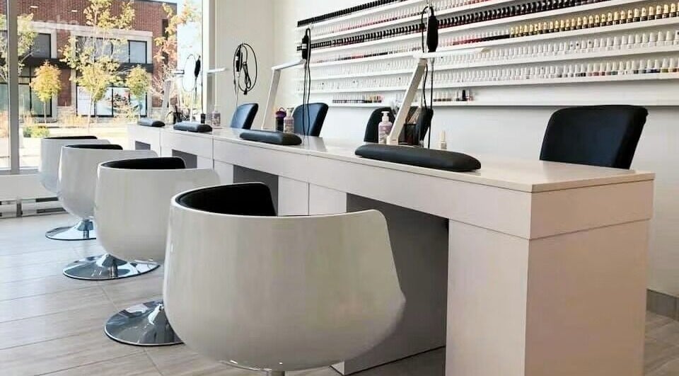 Intérieur moderne de Ongles & Coiffure Bois-Franc à Montreal, Québec, CA avec stations de manucure élégantes.