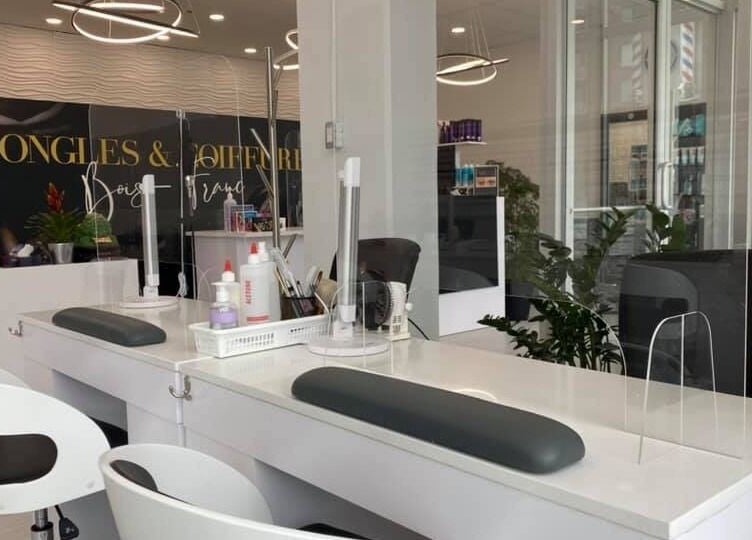 Intérieur moderne d'Ongles & Coiffure Bois-Franc à Montréal, Québec, CA avec équipements de salon.