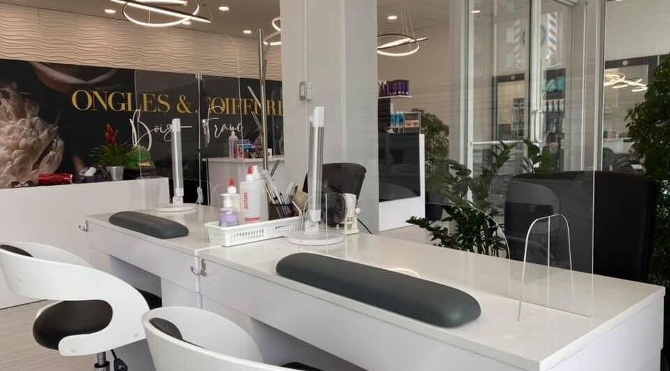 Intérieur moderne d'Ongles & Coiffure Bois-Franc à Montréal, Québec, CA avec équipements de salon.