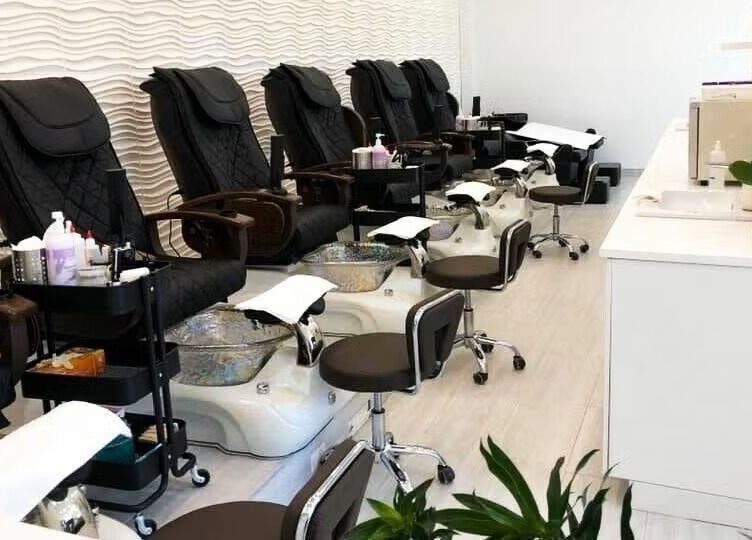 Chaises de pédicure élégantes à Ongles & Coiffure Bois-Franc, Montréal, Québec, CA, prêtes pour le confort.