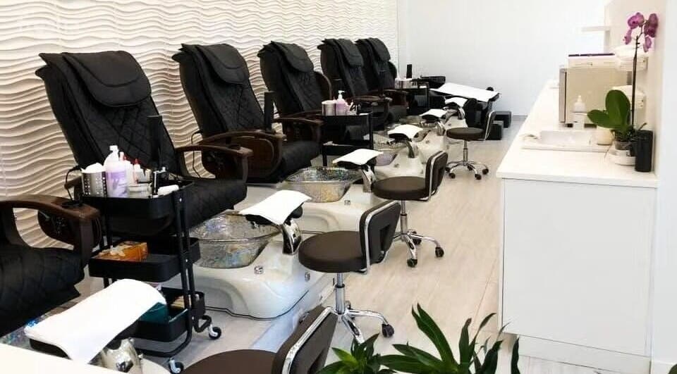 Chaises de pédicure élégantes à Ongles & Coiffure Bois-Franc, Montréal, Québec, CA, prêtes pour le confort.