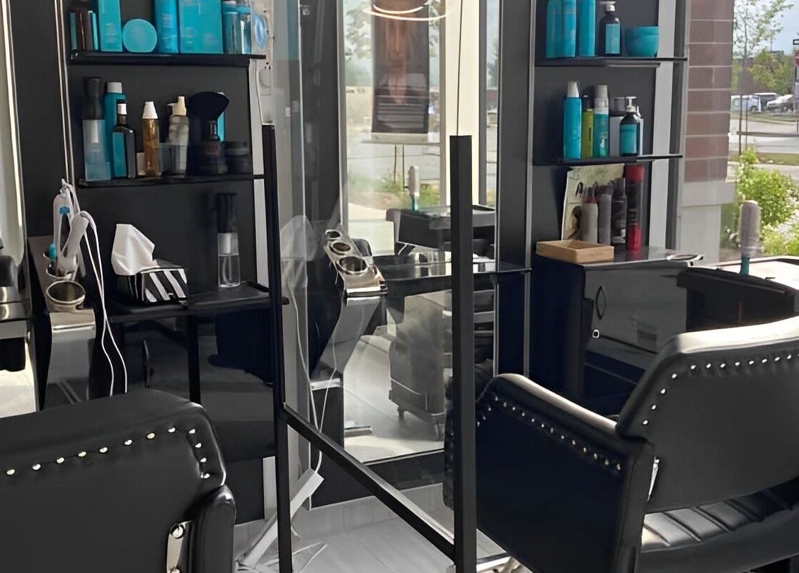 Chaise de coiffure moderne chez Ongles & Coiffure Bois-Franc à Montreal, Québec, CA, mettant en valeur des produits capillaires.