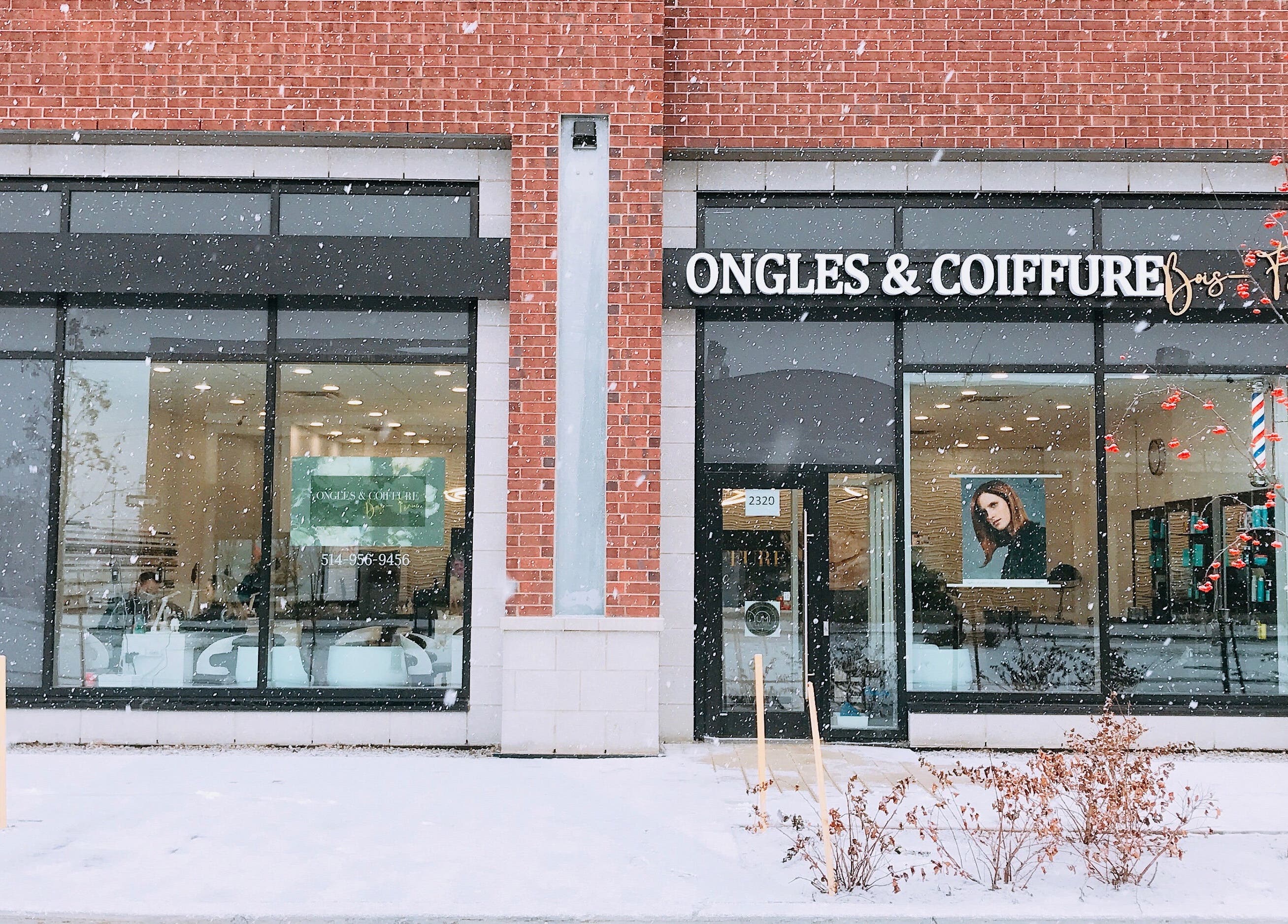 Ongles & Coiffure Bois-Franc à Montreal, Québec, CA, vue hivernale avec façade enneigée.
