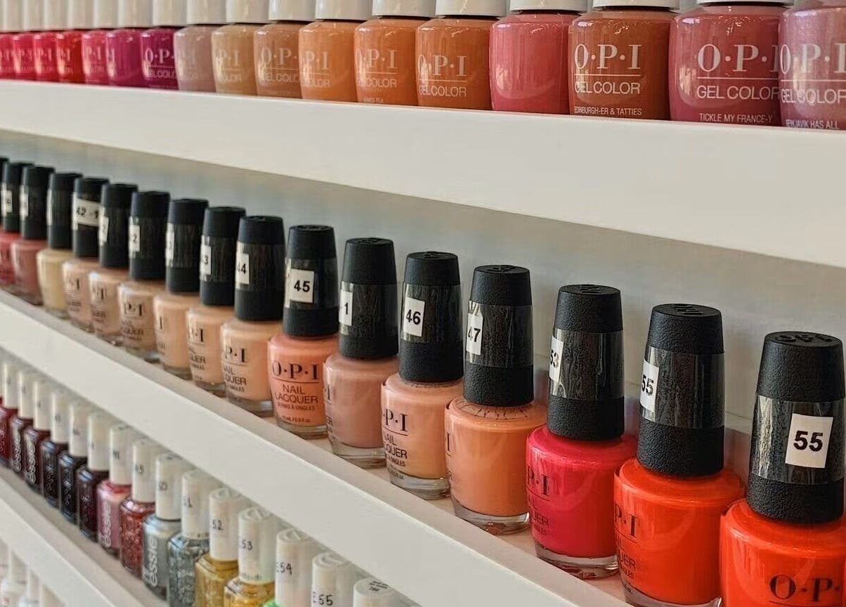 Gamme de vernis colorés chez Ongles & Coiffure Bois-Franc à Montréal, Québec, CA.