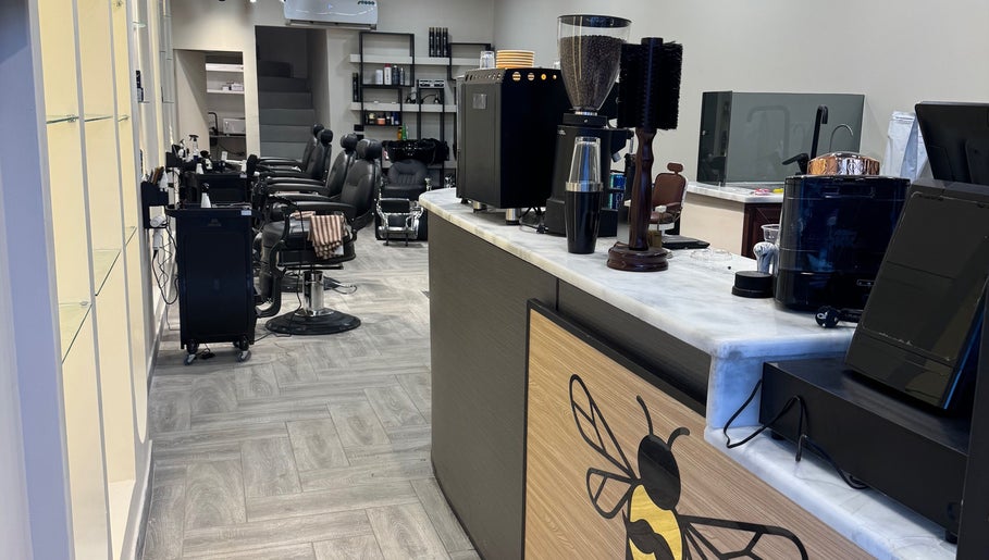 Bee Cut, bilde 1