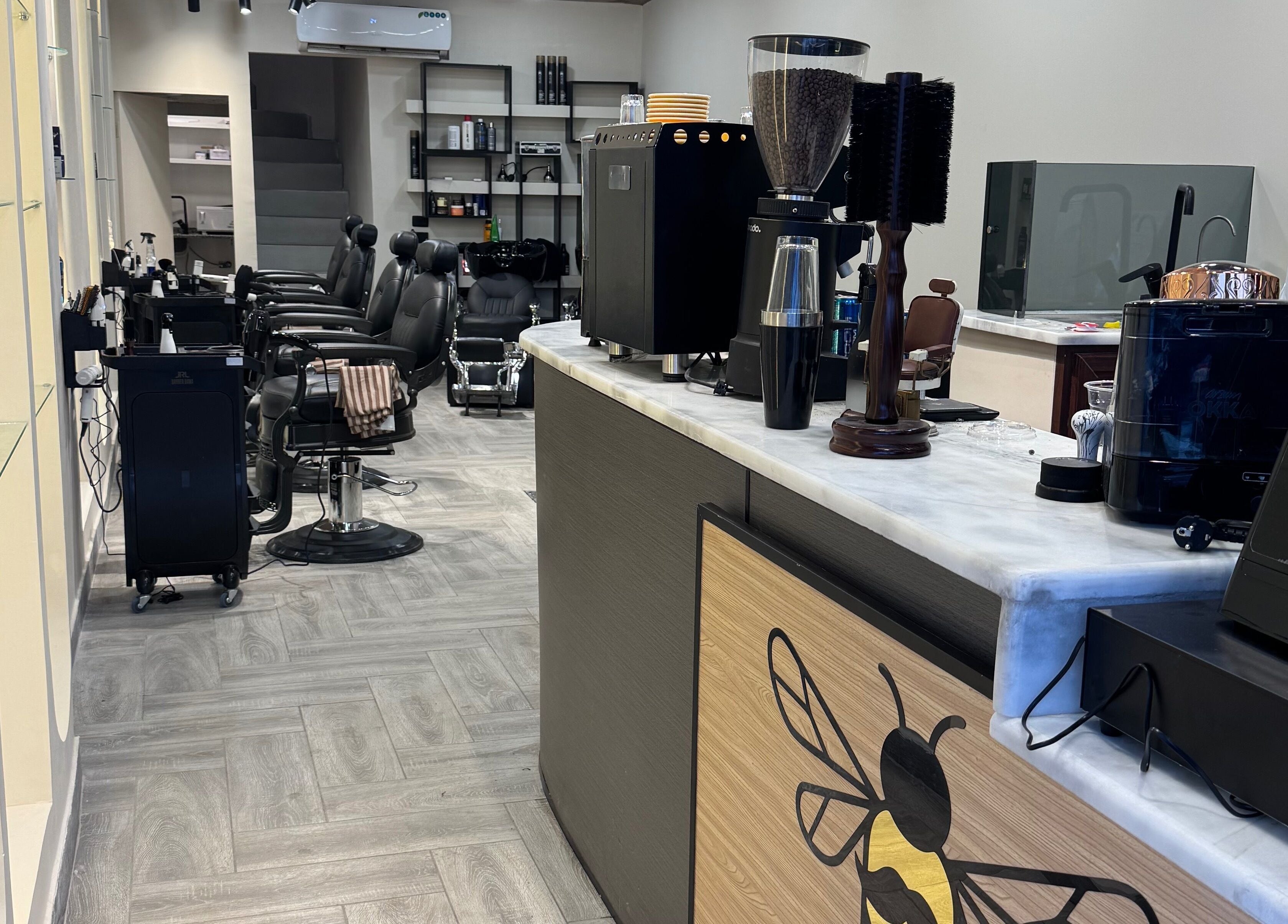 صالون Bee Cut في الزرقاء، ديكور داخلي أنيق مع مقاعد مريحة وخدمات احترافية.