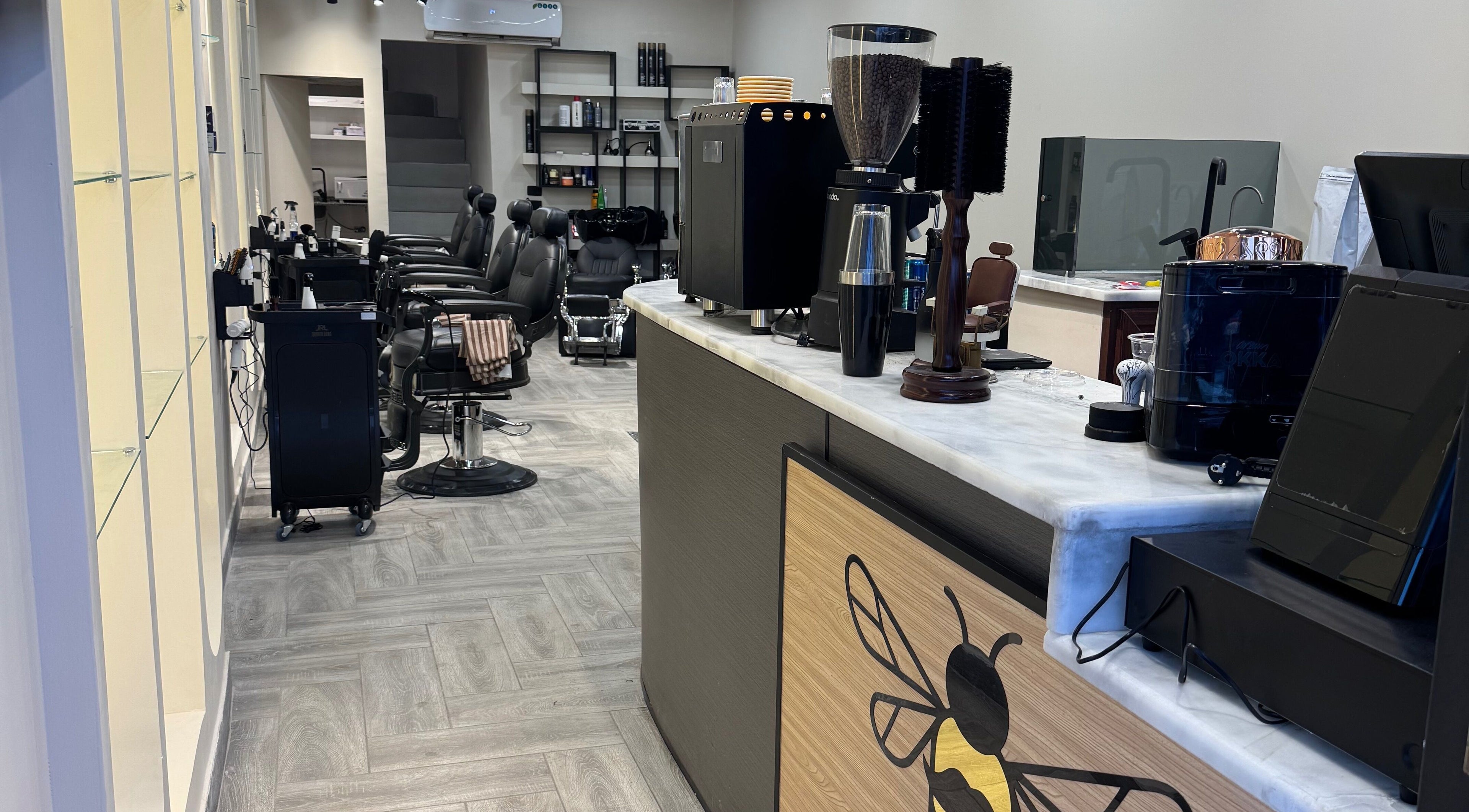 صالون Bee Cut في الزرقاء، ديكور داخلي أنيق مع مقاعد مريحة وخدمات احترافية.