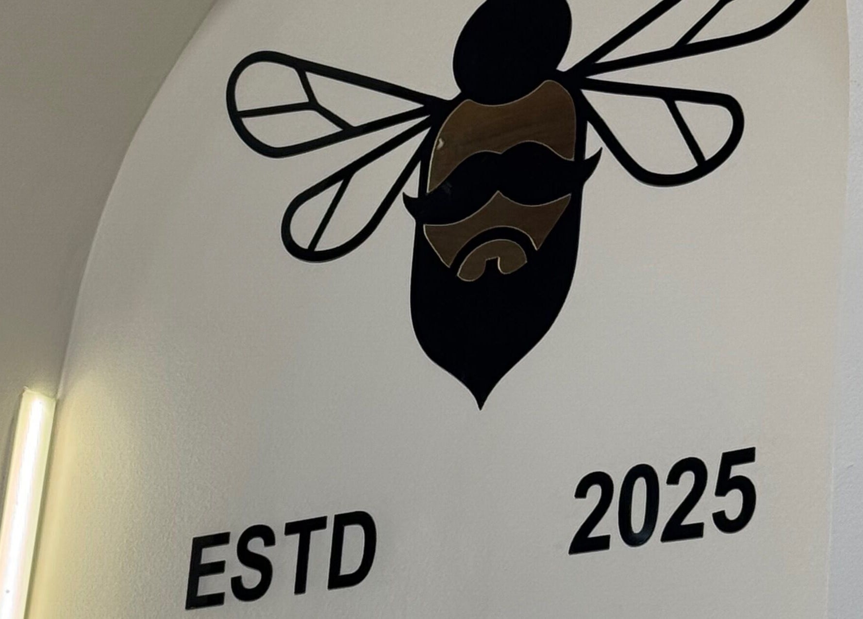 شعار نحلة لصالون Bee Cut في الزرقاء، محافظة الزرقاء، الأردن.