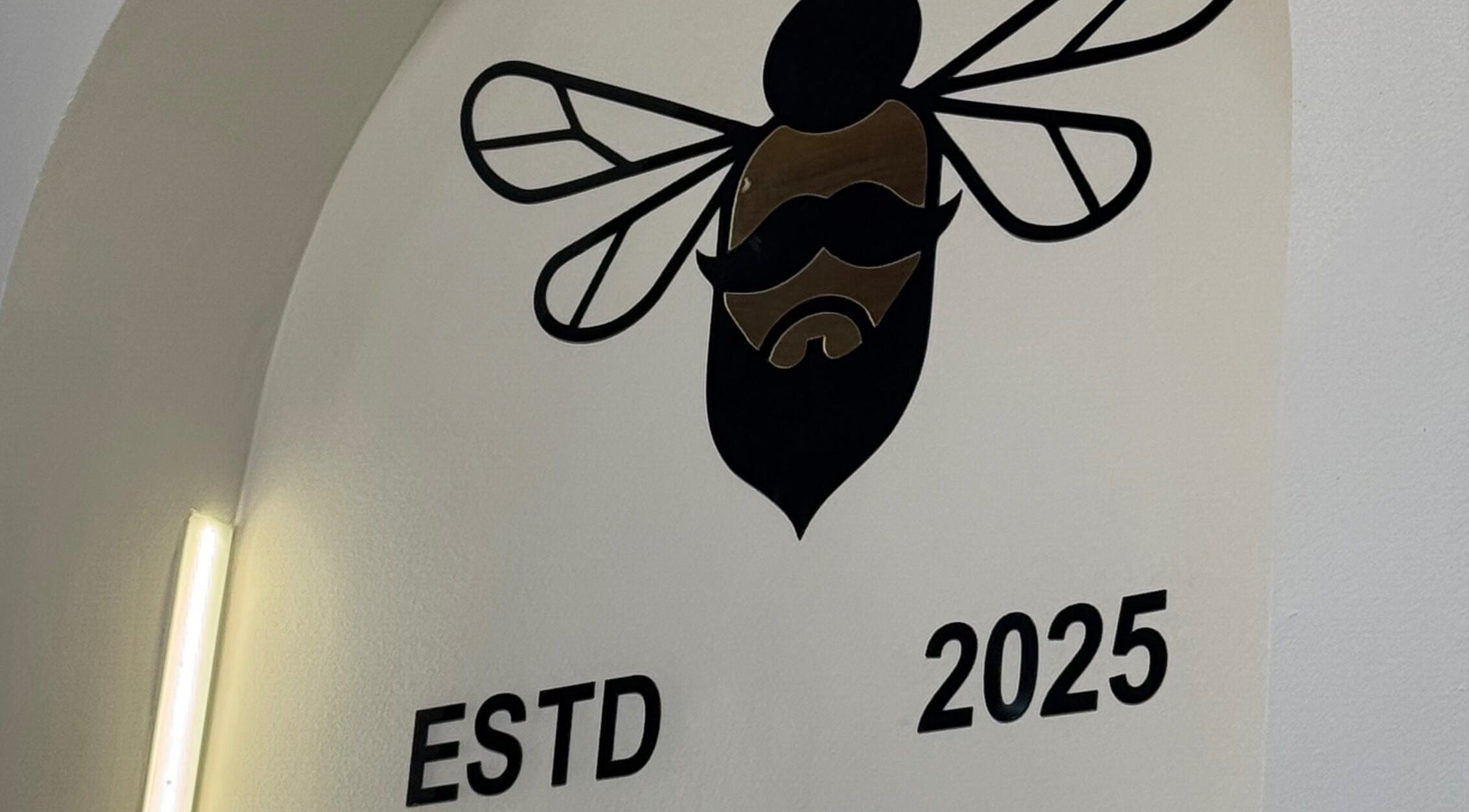 شعار نحلة لصالون Bee Cut في الزرقاء، محافظة الزرقاء، الأردن.