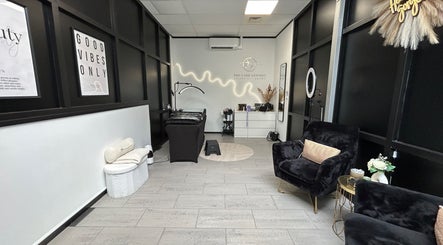 Stylowe wnętrze The Lash Lounge by J, Eindhoven, Noord-brabant, NL z wygodnymi fotelami.