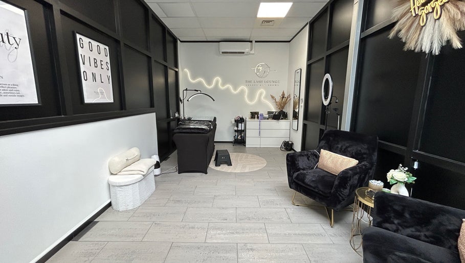 Eleganckie wnętrze salonu The Lash Lounge by J w Eindhoven, Noord-brabant, NL.
