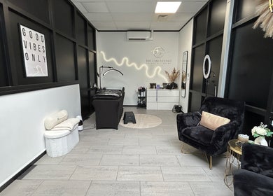 Eleganckie wnętrze salonu The Lash Lounge by J w Eindhoven, Noord-brabant, NL.