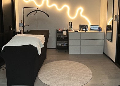 Nowoczesne wnętrze The Lash Lounge by J w Eindhoven, Noord-brabant, NL z designerskim światłem.