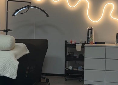 Wnętrze The Lash Lounge by J, Eindhoven, Noord-brabant, NL z subtelnym oświetleniem LED.