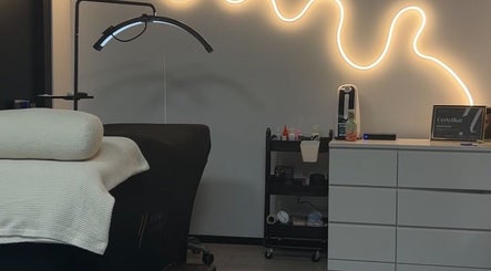 Wnętrze The Lash Lounge by J, Eindhoven, Noord-brabant, NL z subtelnym oświetleniem LED.