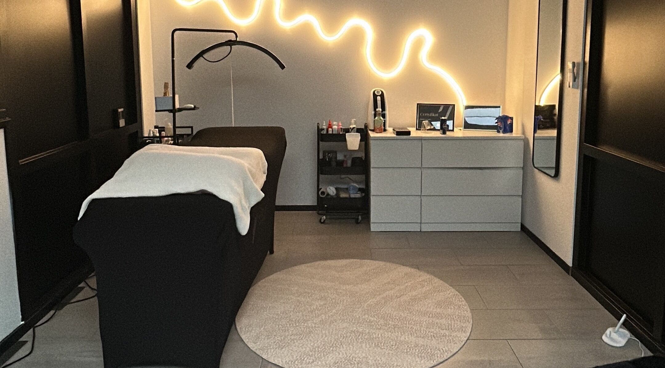 Eleganckie wnętrze The Lash Lounge by J, Eindhoven, Noord-brabant, NL z podświetleniem ściennym.